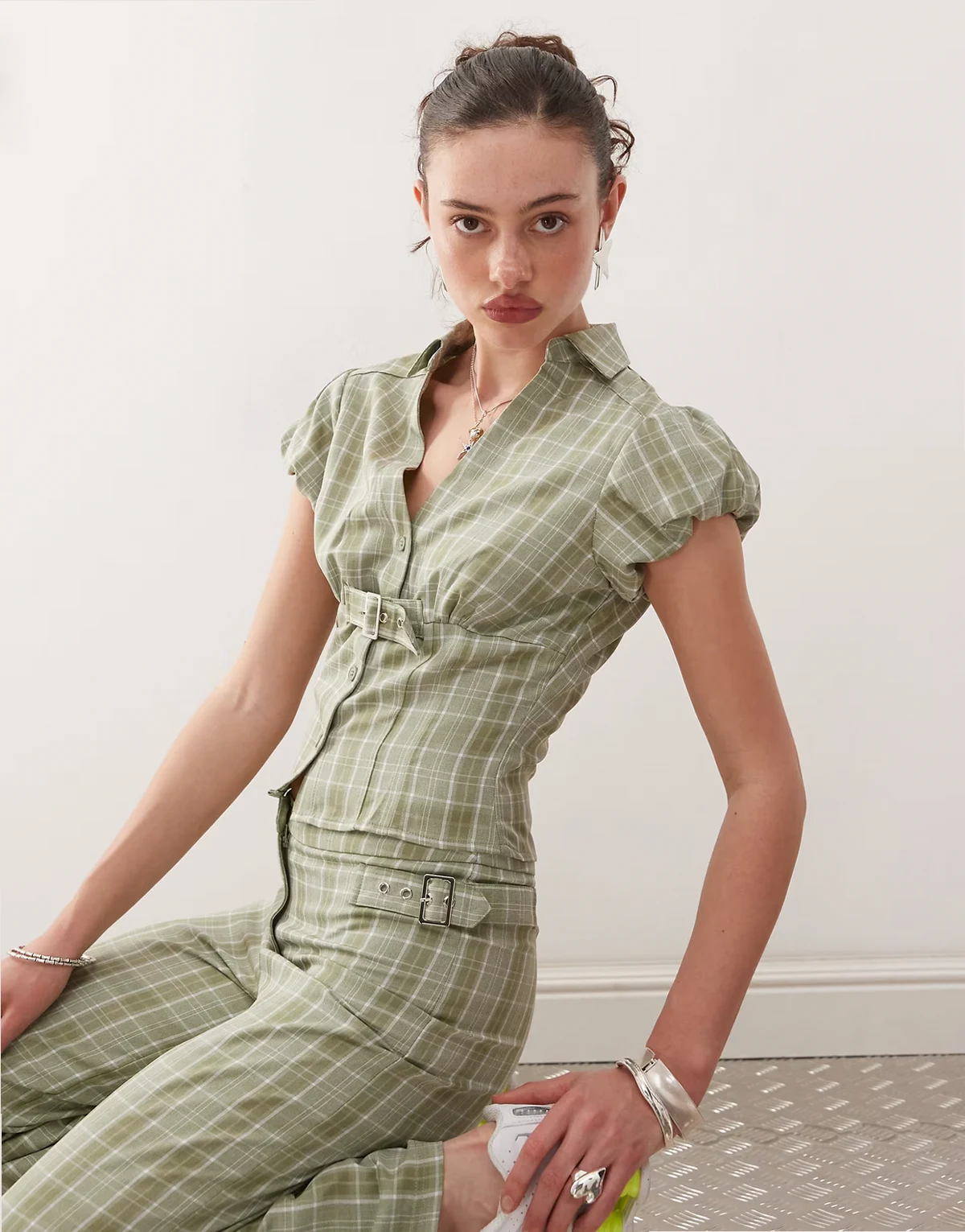 – Zielona elegancka bluzka w kratę w stylu lat 2000.