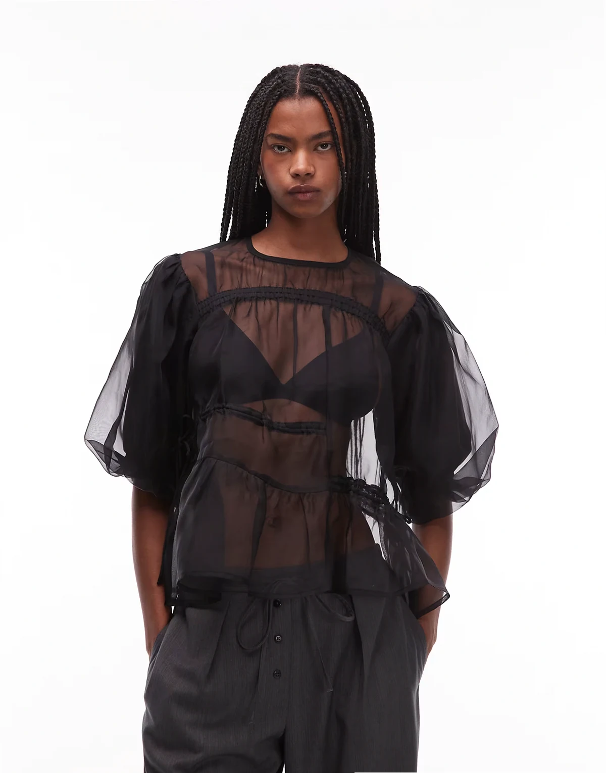 – Czarna bluzka z organzy z tunelami