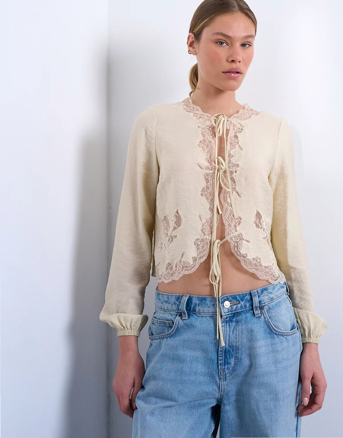 – Zartes, langärmliges Oberteil in Austernweiß mit gebundener Vorderseite und Spitze