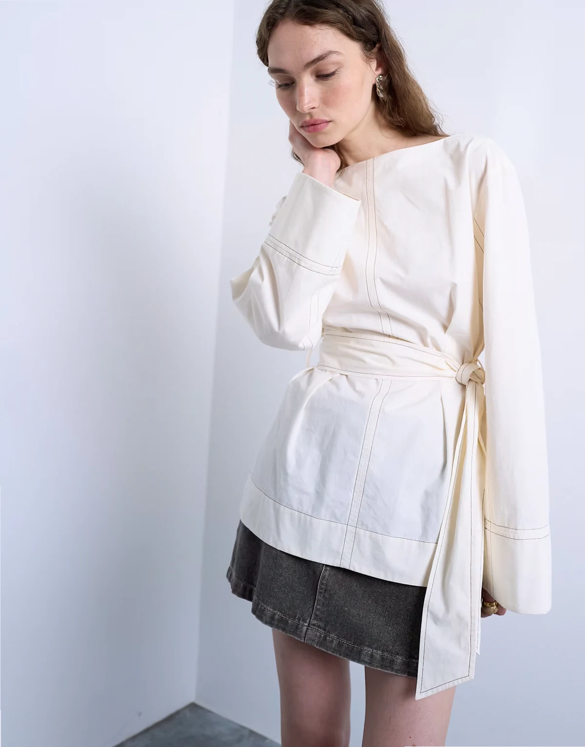 – Oberteil in Ecru mit Bindegürtel