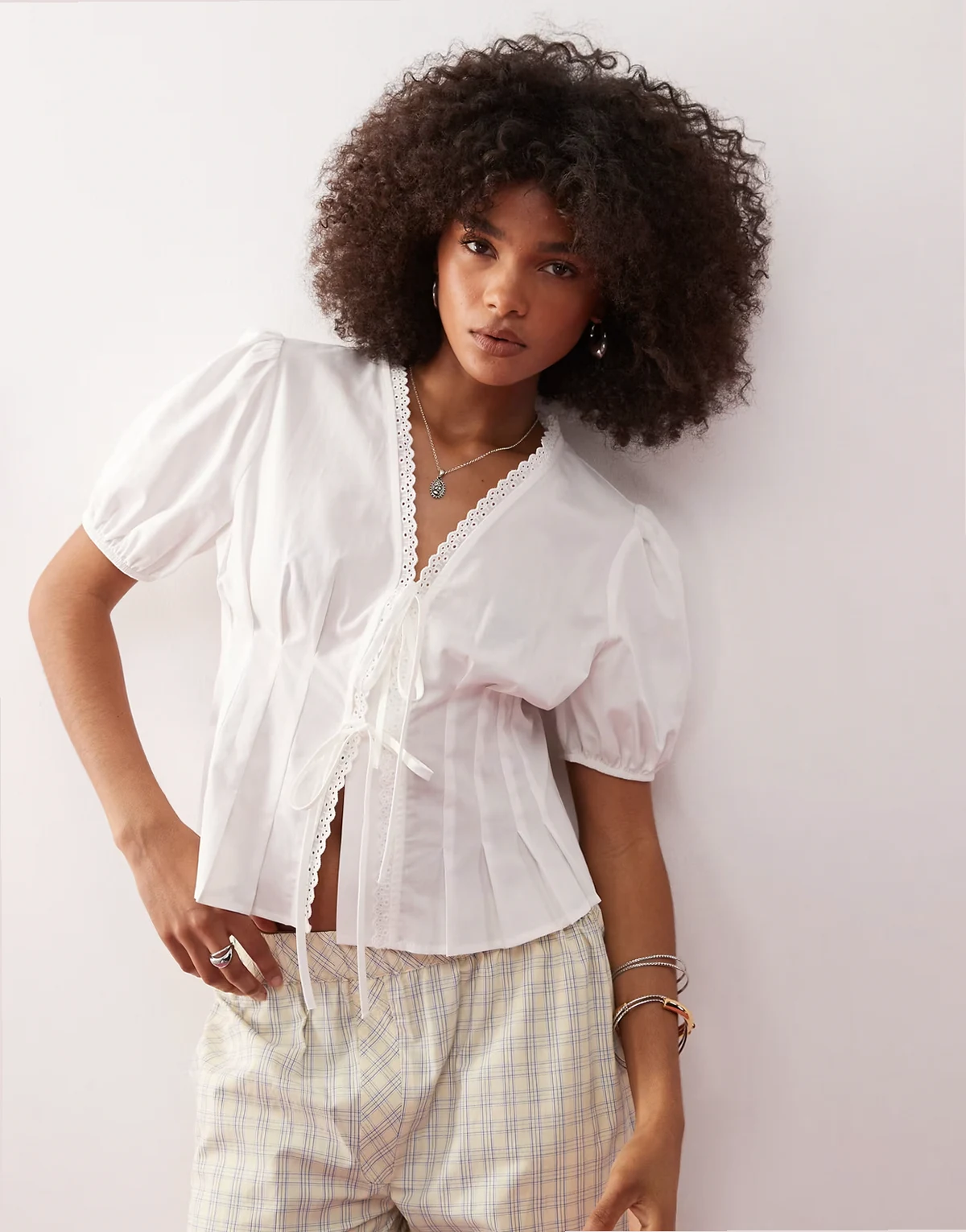 – Top z wiązaniem z przodu, bufkami i wcięciem w talii