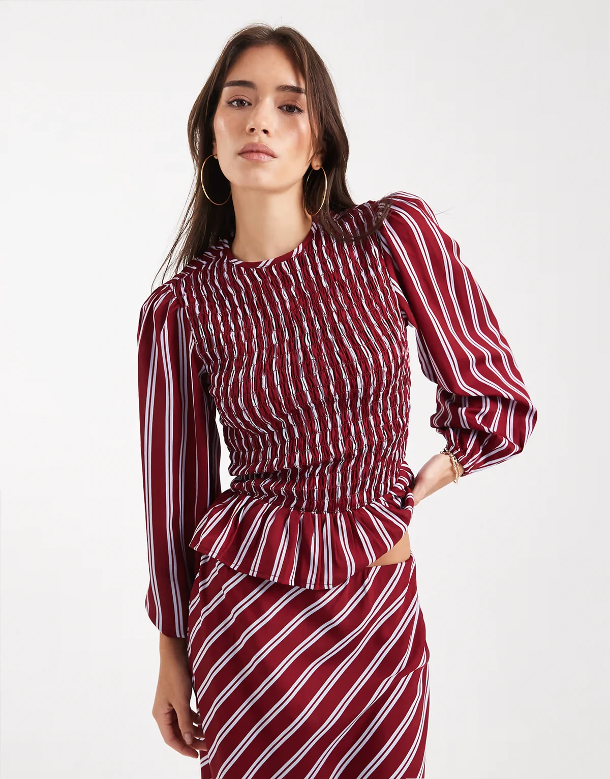 – Bluzka w bordowo-granatowe paski z marszczeniem i długimi rękawami z bufkami