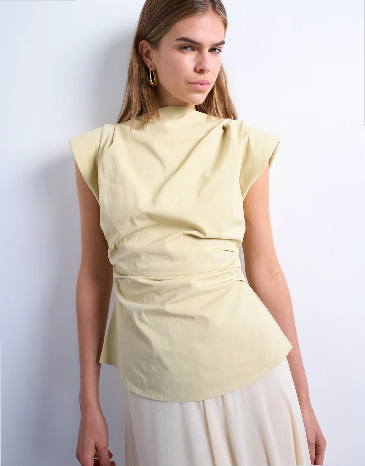 – Tailliertes Oberteil in Buttermilchgelb mit strukturierter Schulterpartie