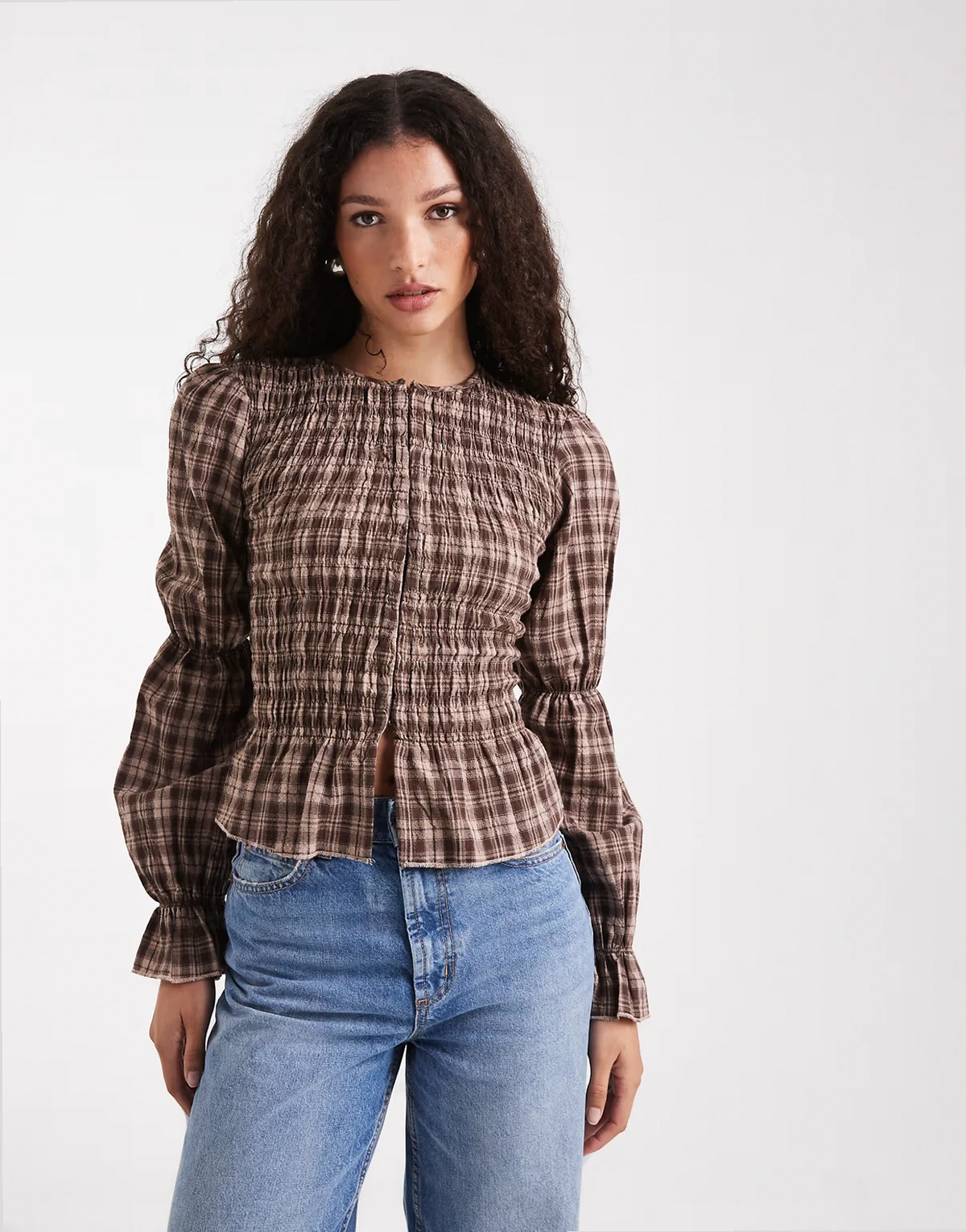 – Marszczona brązowa bluzka z długimi rękawami w kratkę