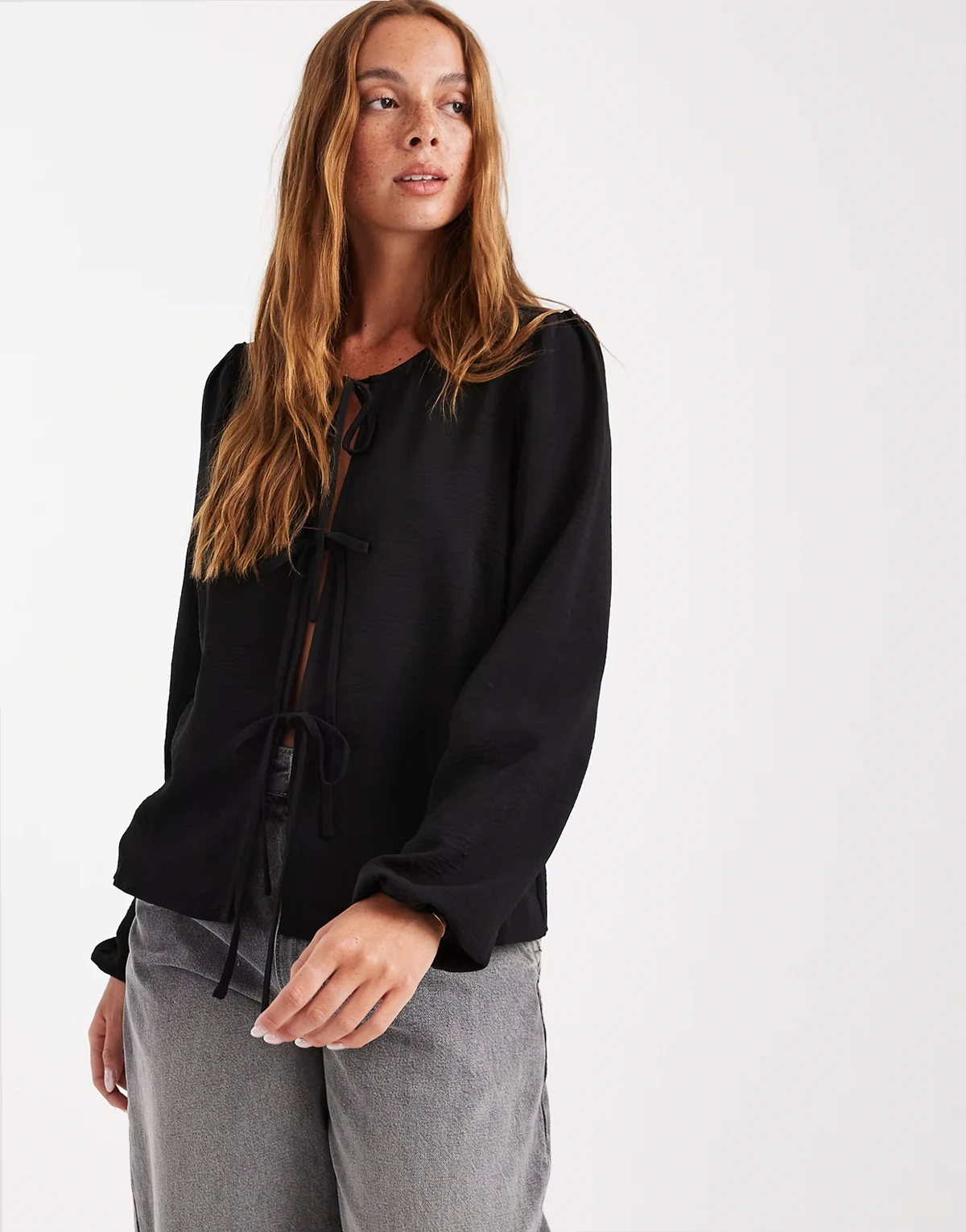 – Czarna bluzka z tkaniny z wiązaniem z przodu