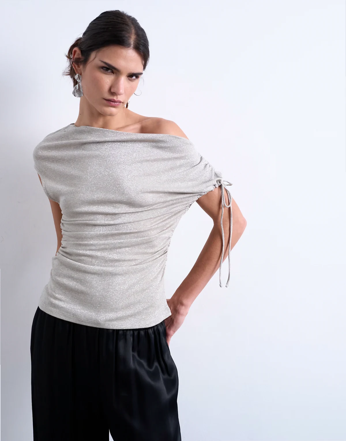 – Asymmetrisches Oberteil in Metallic-Silber mit geraffter Taille