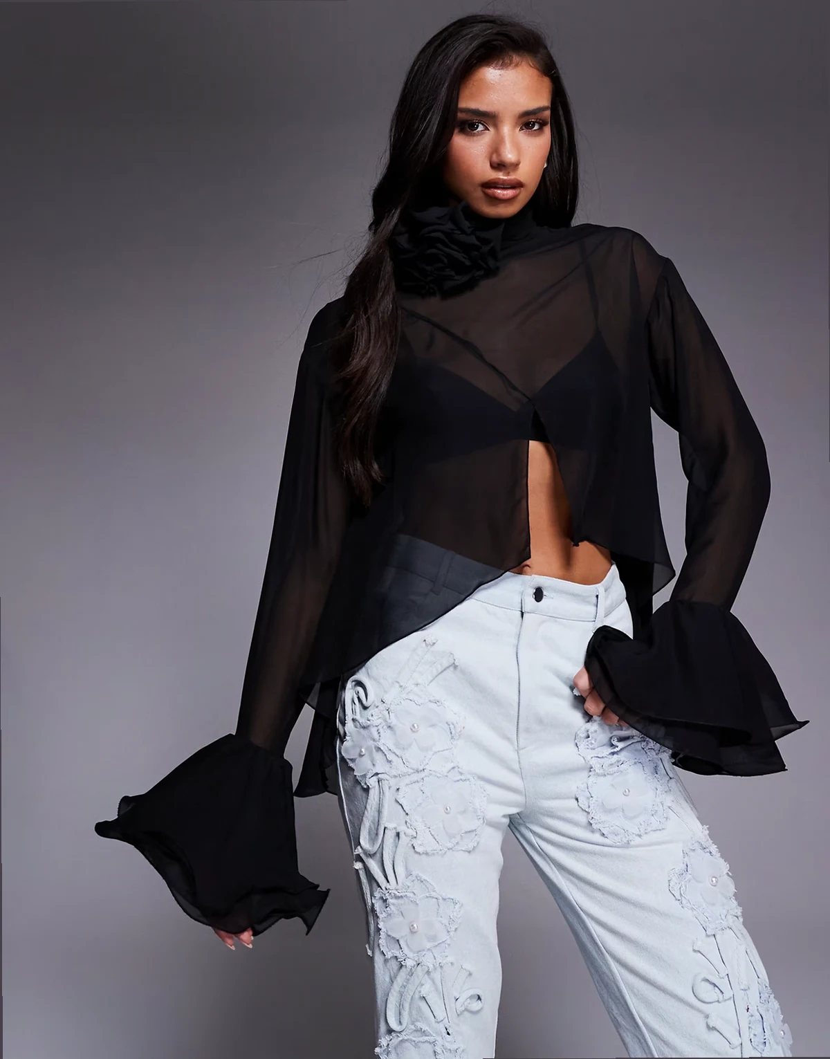 – Czarny prześwitujący top z zabudowanym dekoltem z ozdobnym kwiatem