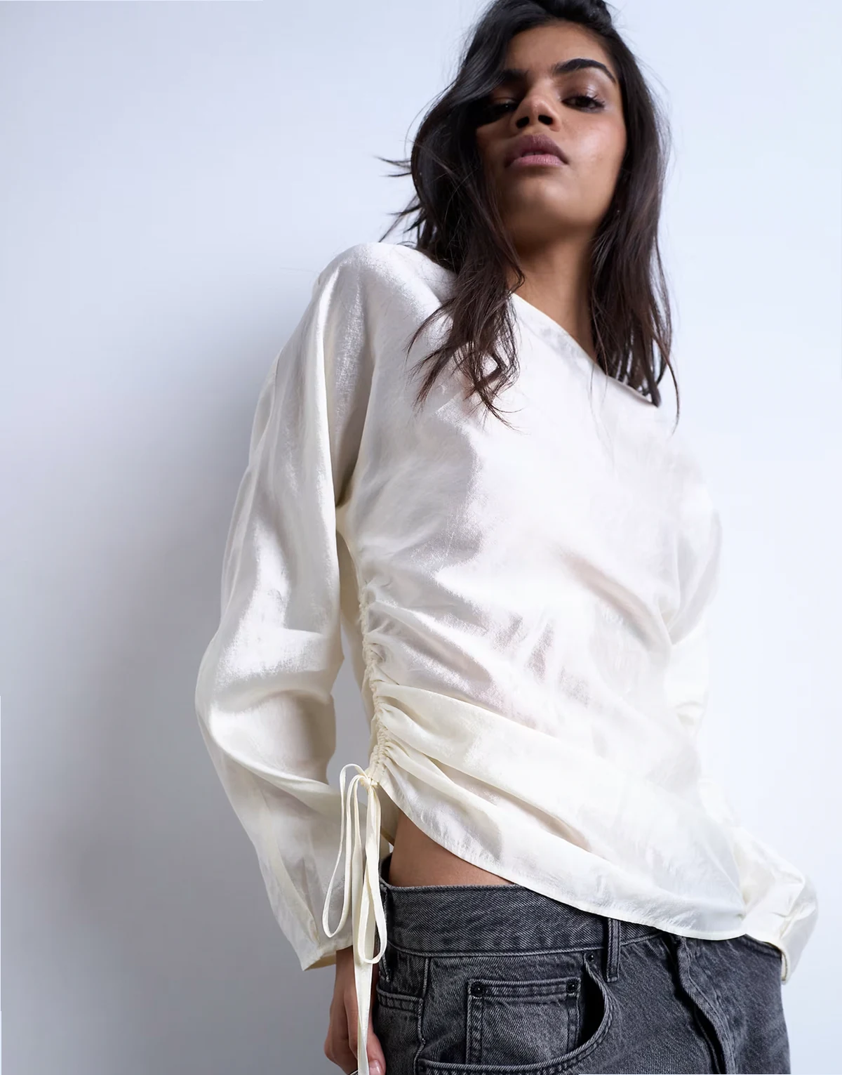 – Langärmliges, seitlich gerafftes Oberteil in Weiß