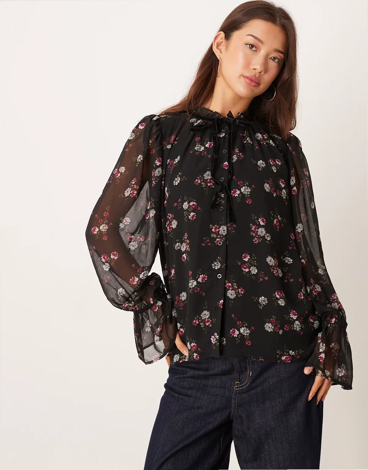 – Boho-Bluse aus Chiffon in Schwarz mit Blumenmuster und Rüschenbesatz