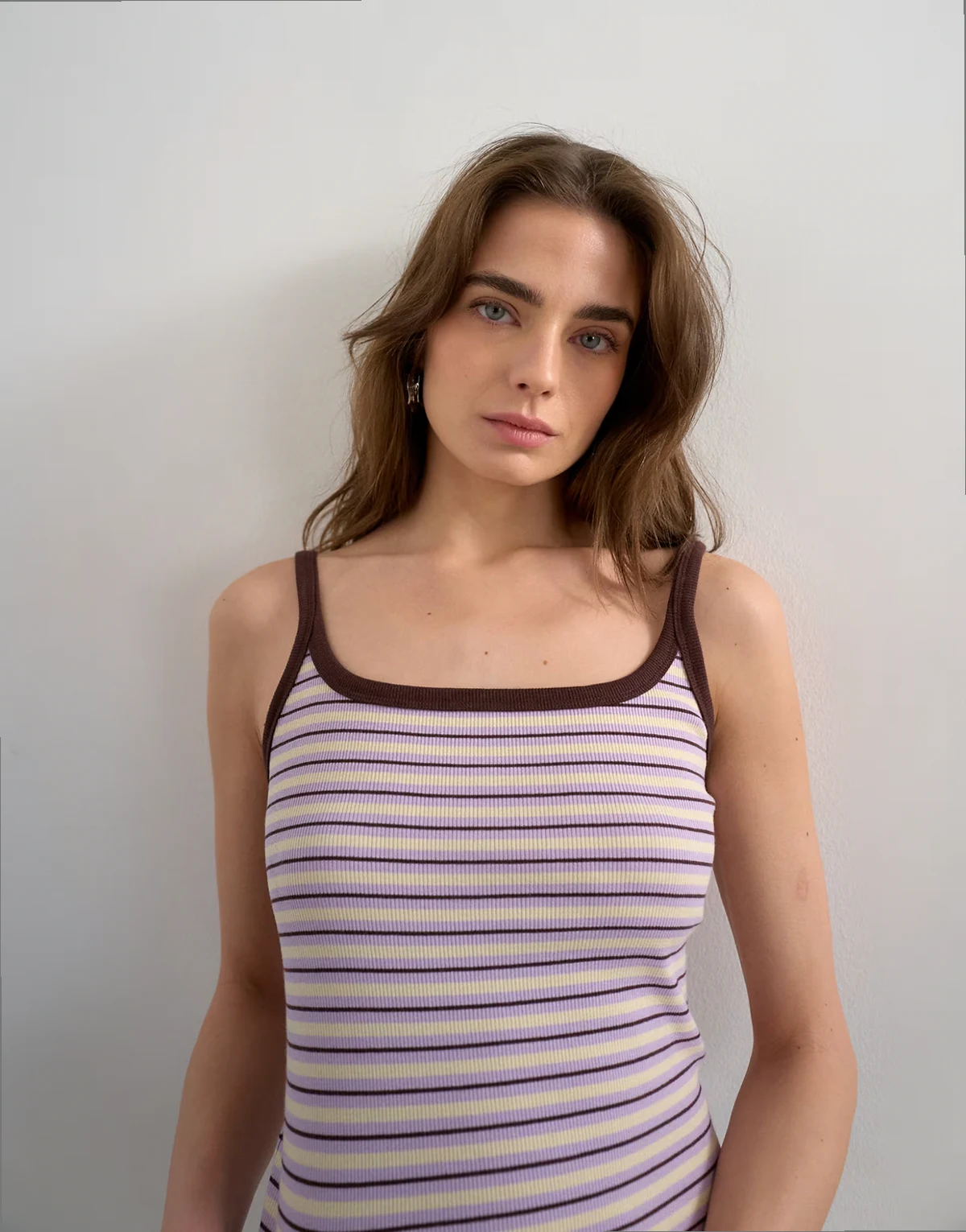 – Liliowy prążkowany top na wąskich ramiączkach w paski z dekoltem w kształcie litery U