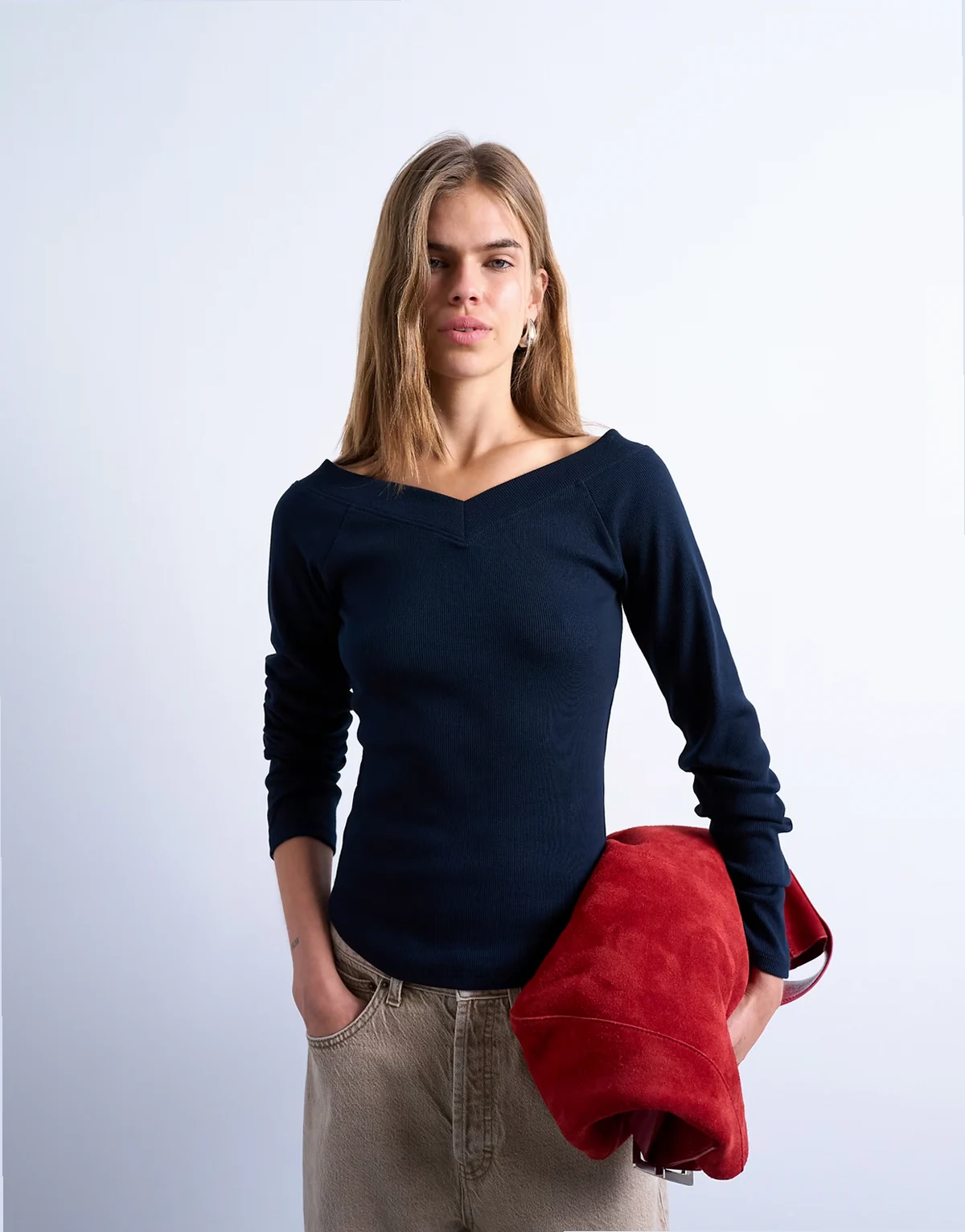 – Geripptes, langärmliges Oberteil in Marineblau mit Raglanärmeln und V-Ausschnitt