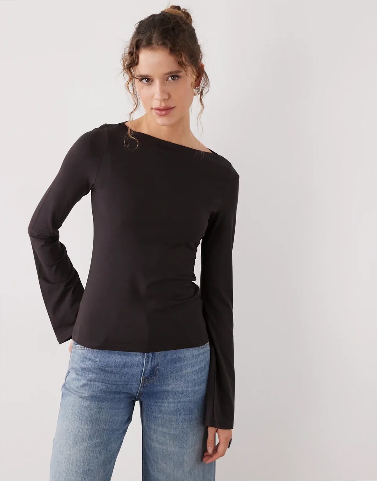 – Annie – Langärmliges Oberteil in Dunkelbraun mit U-Boot-Ausschnitt