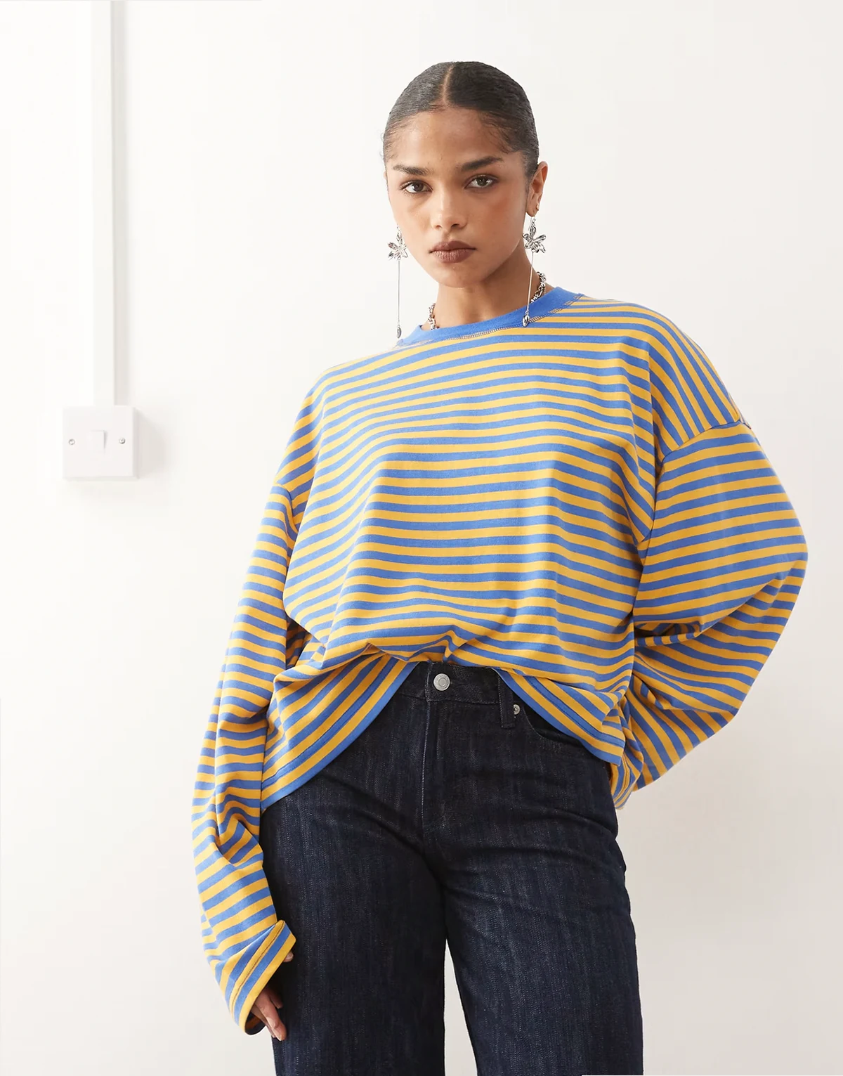 – Bloom – T-shirt o pudełkowym kroju z okrągłym dekoltem i długimi rękawami z mieszanki bawełny w niebiesko-żółte paski