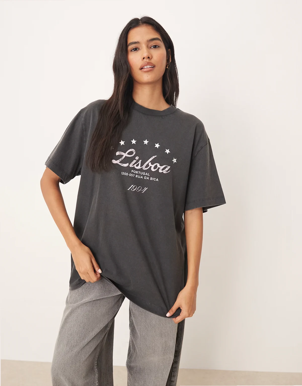 – Grafitowy T-shirt oversize z grafiką z napisem „Lisbon” i efektem sprania