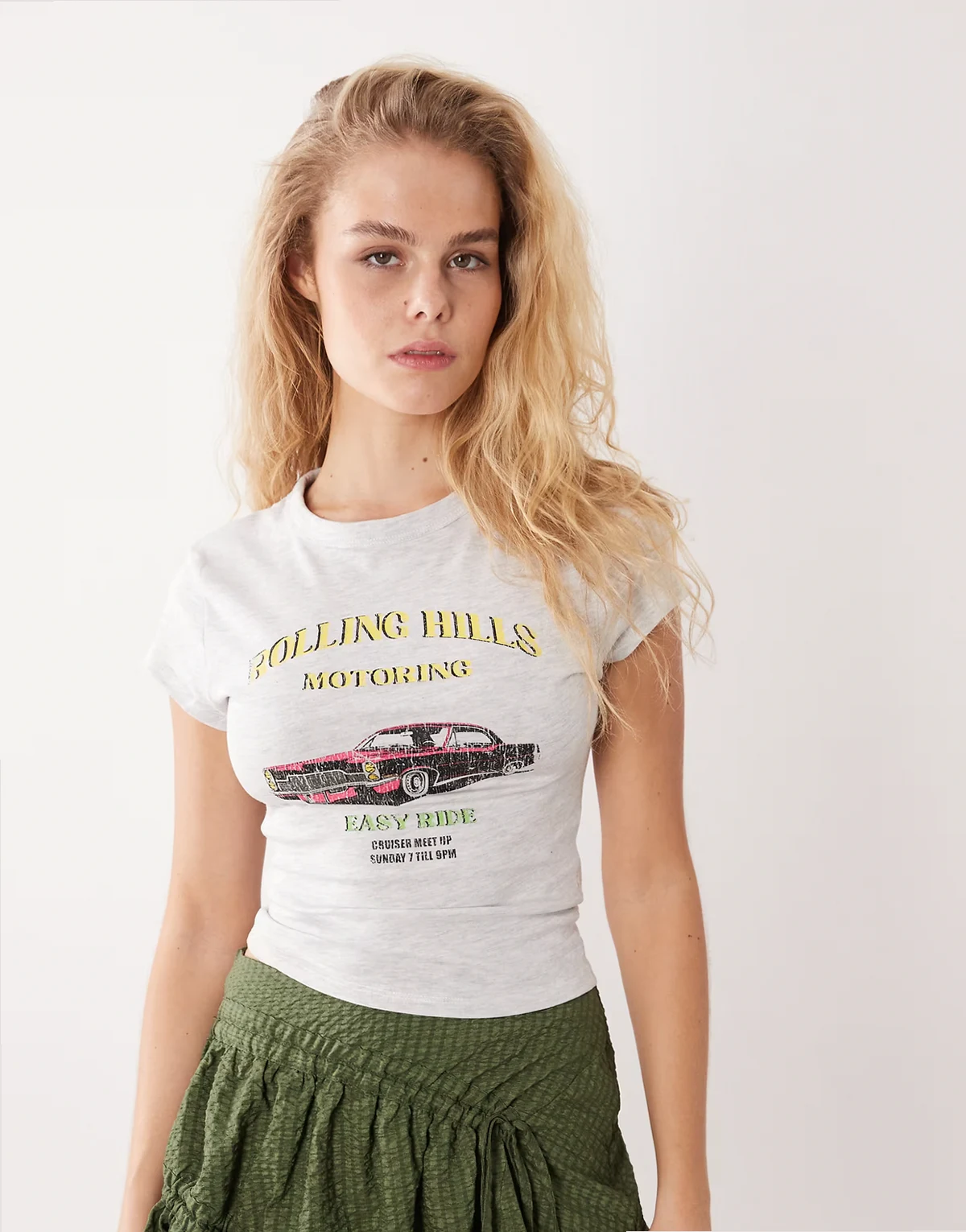 – Szary melanżowy krótki i obcisły T-shirt z krótkimi rękawami i grafiką samochodu w stylu vintage