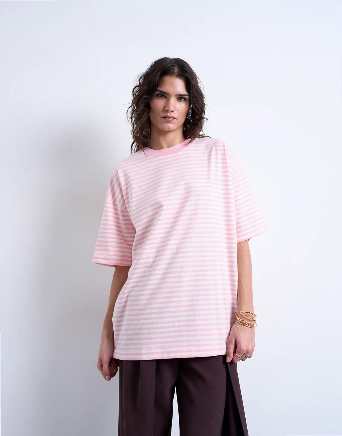 – Gestreiftes Oversize-T-Shirt in Rosa mit überschnittener Schulter