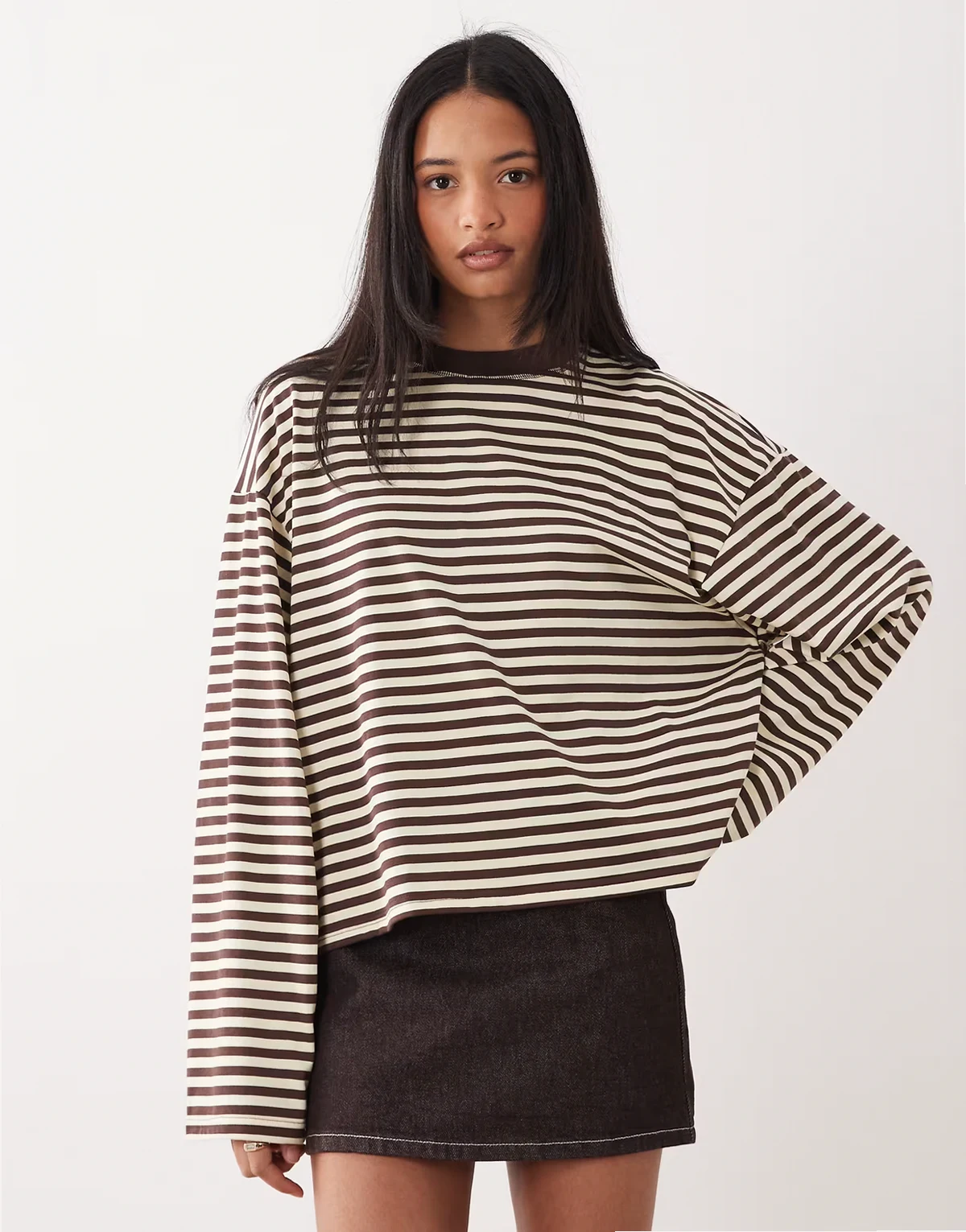 – Bloom – Czekoladowo-cytrynowy pudełkowy T-shirt z długimi rękawami i okrągłym dekoltem z mieszanki bawełny w paski