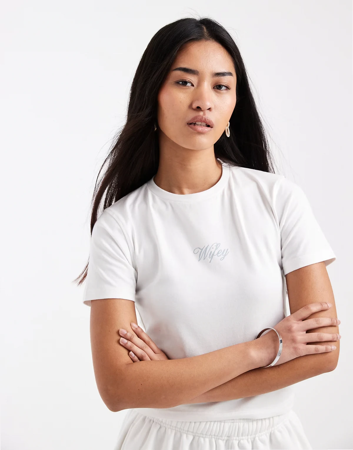 – Biały krótki i dopasowany T-shirt z napisem „Wifey”