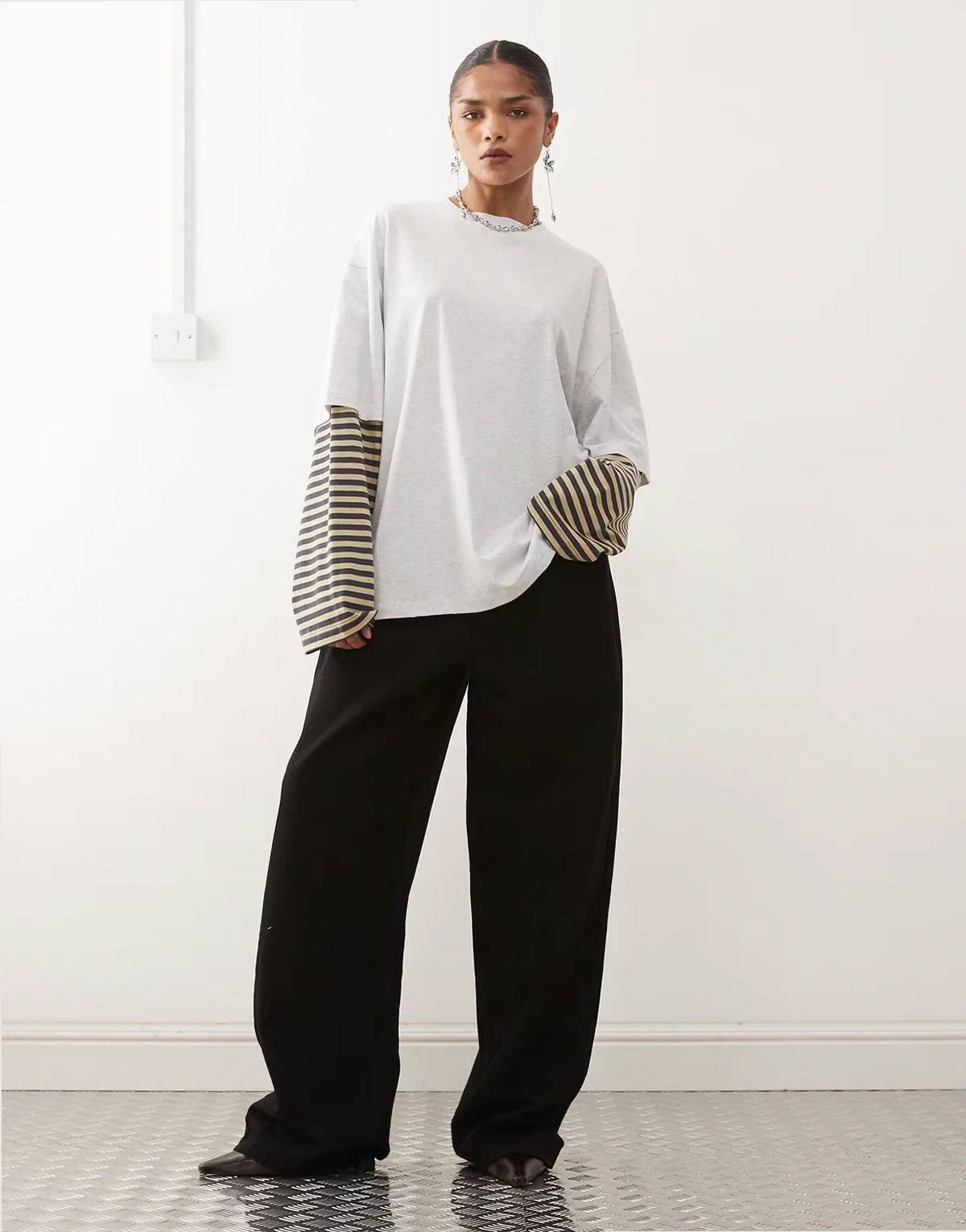 Exclusive – Bloom – T-shirt oversize 2 w 1 z długimi rękawami w szaro-beżowe paski