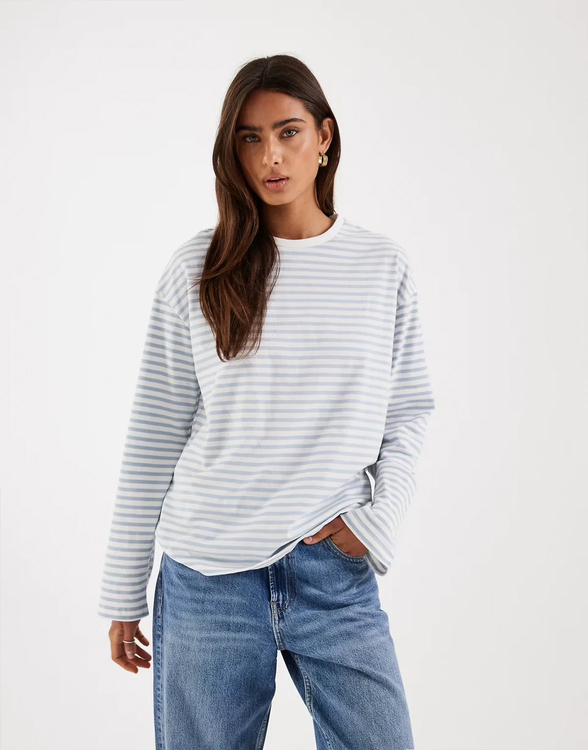 – Biały bardzo miękki T-shirt z długimi rękawami w paski