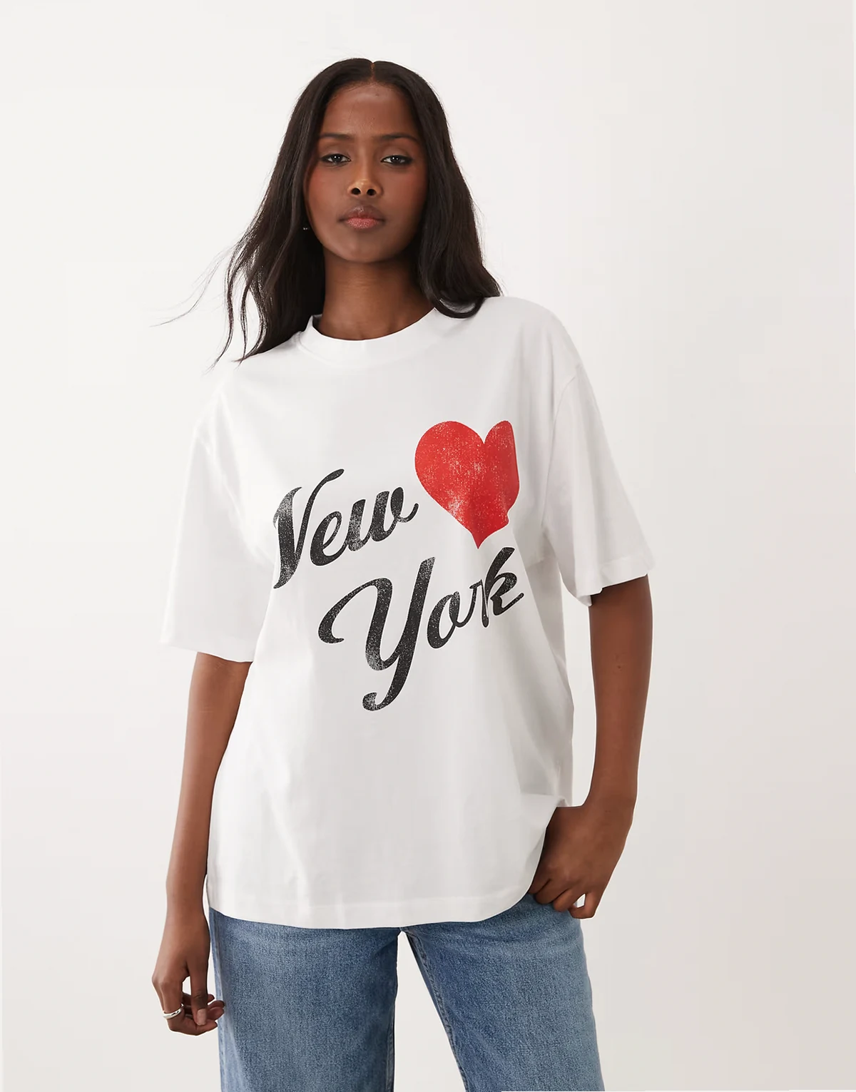 – Biały T-shirt oversize z krótkimi rękawami i napisem „New York”