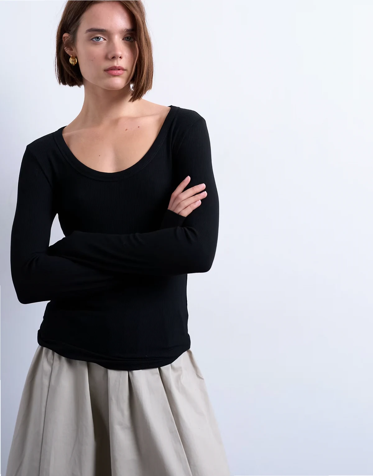 – Hochwertiges, langärmliges Oberteil in geripptem Schwarz mit weitem U-Ausschnitt
