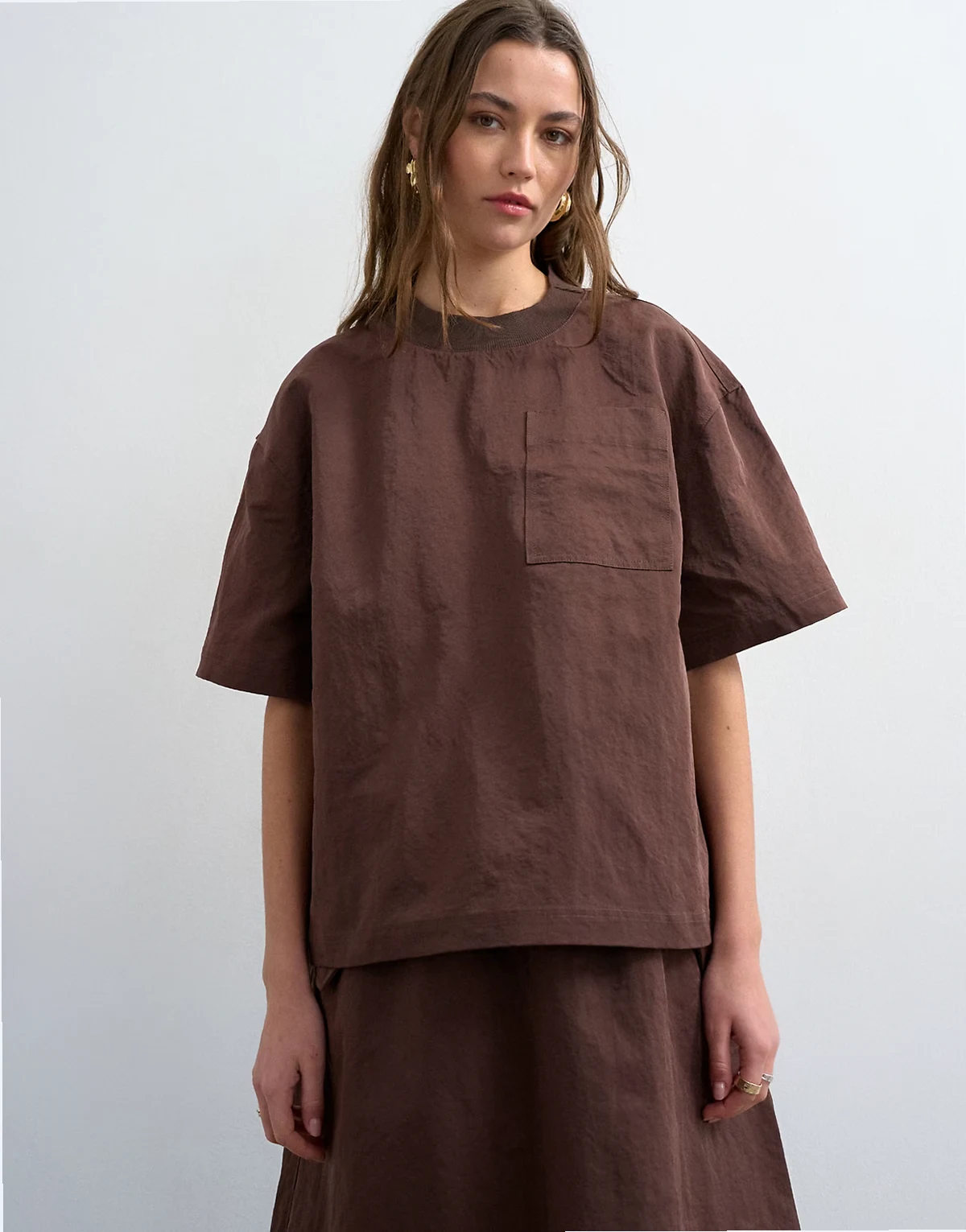 structured woven tee in chocolate