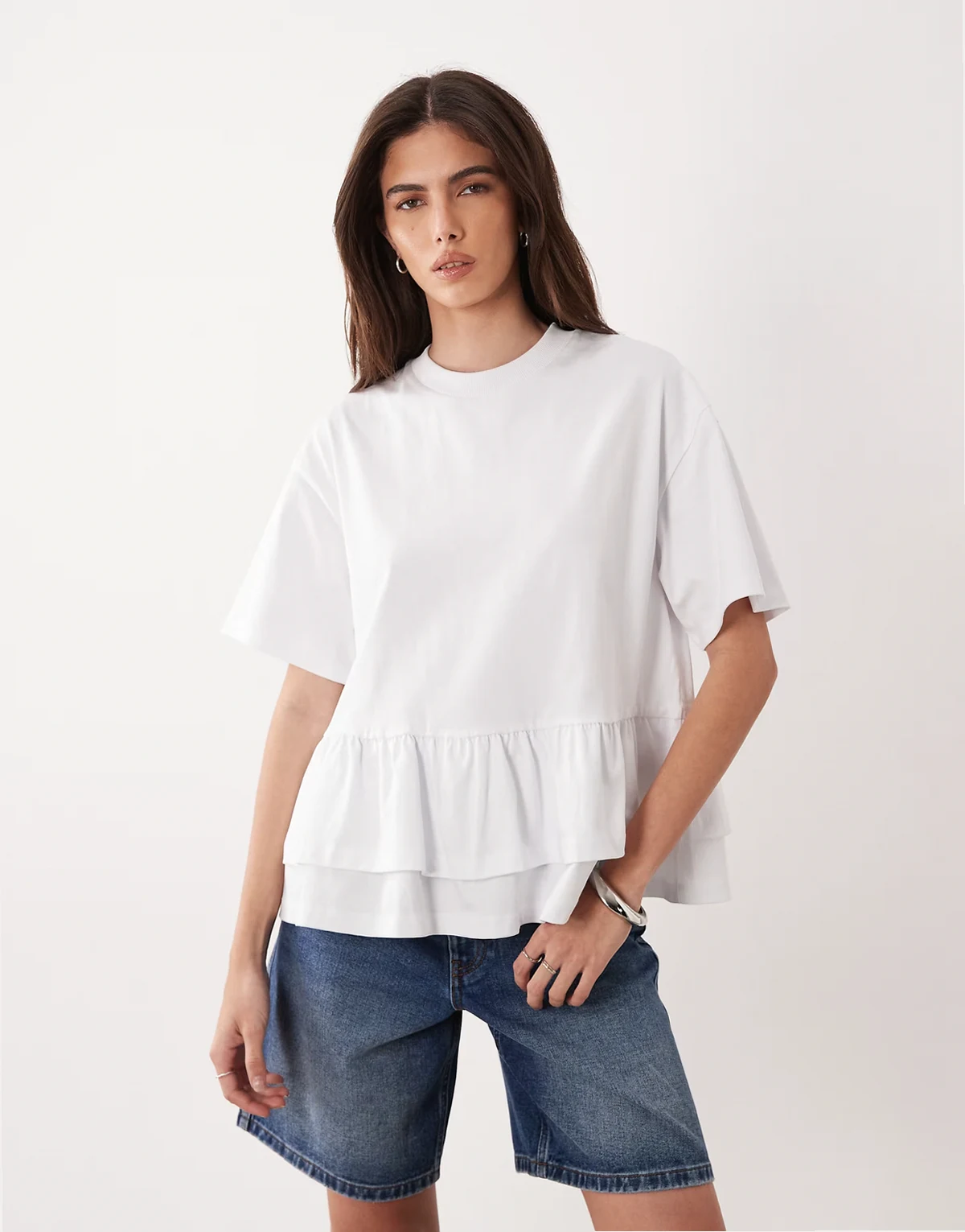 – Oversize-T-Shirt in Weiß mit doppeltem Schößchensaum