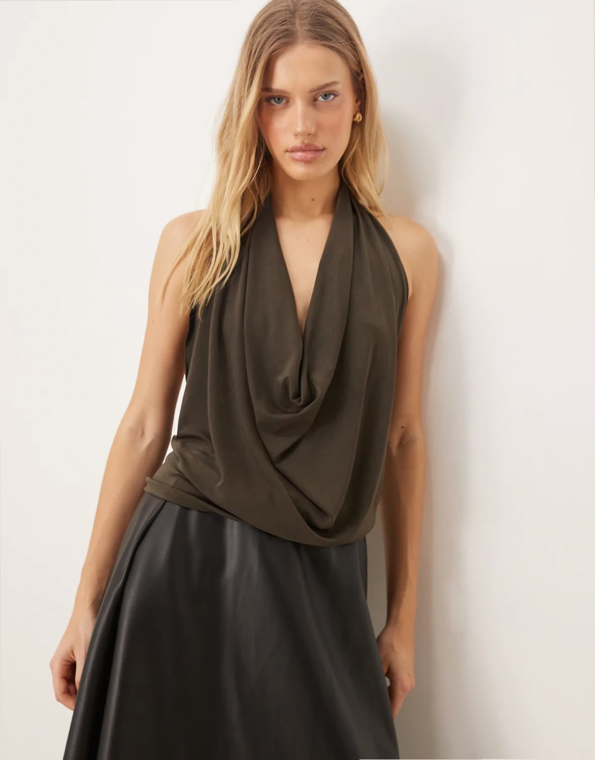 – Ciemnozielony drapowany top z dekoltem typu halter