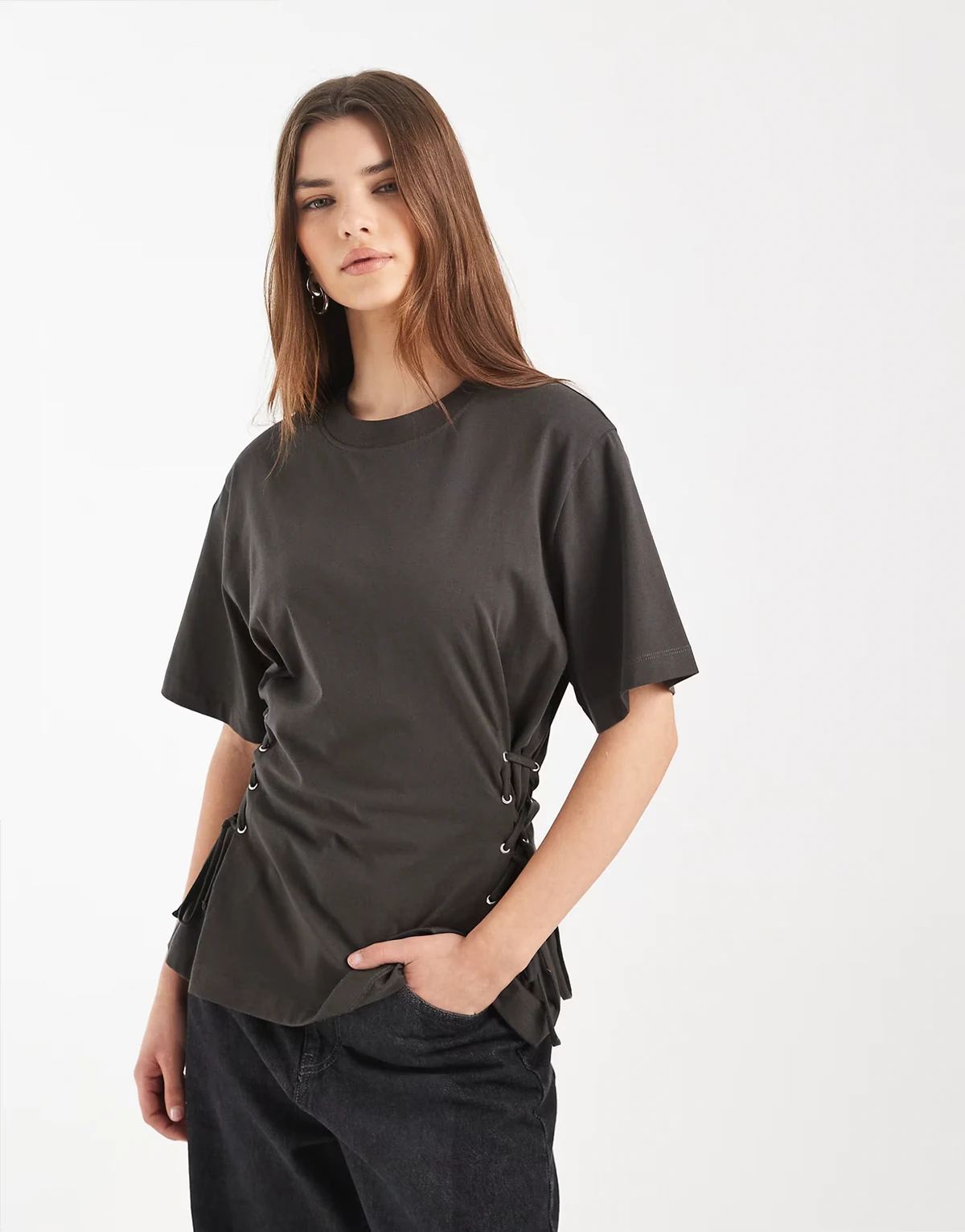 ASOS DESIGN – Tailliertes T-Shirt in Anthrazit mit seitlicher Schnürung