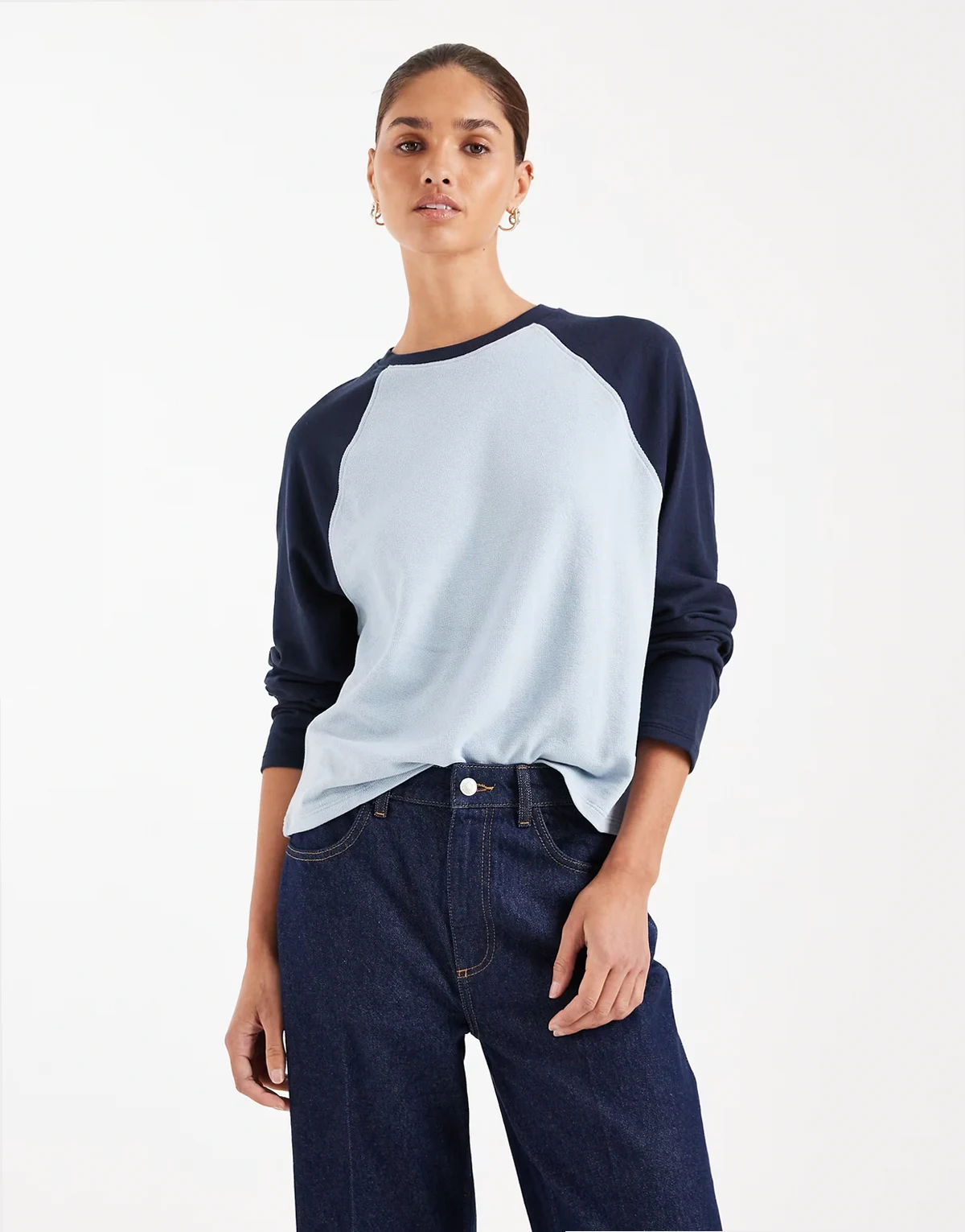 – Langärmliges, strukturiertes Oversize-Oberteil in Babyblau und Marineblau mit Raglanärmeln