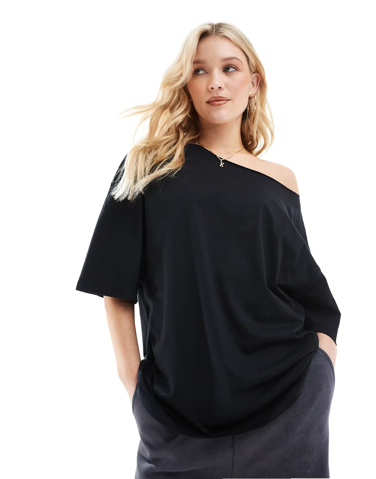 – Schulterfreies, lockeres Oversize-T-Shirt in Schwarz