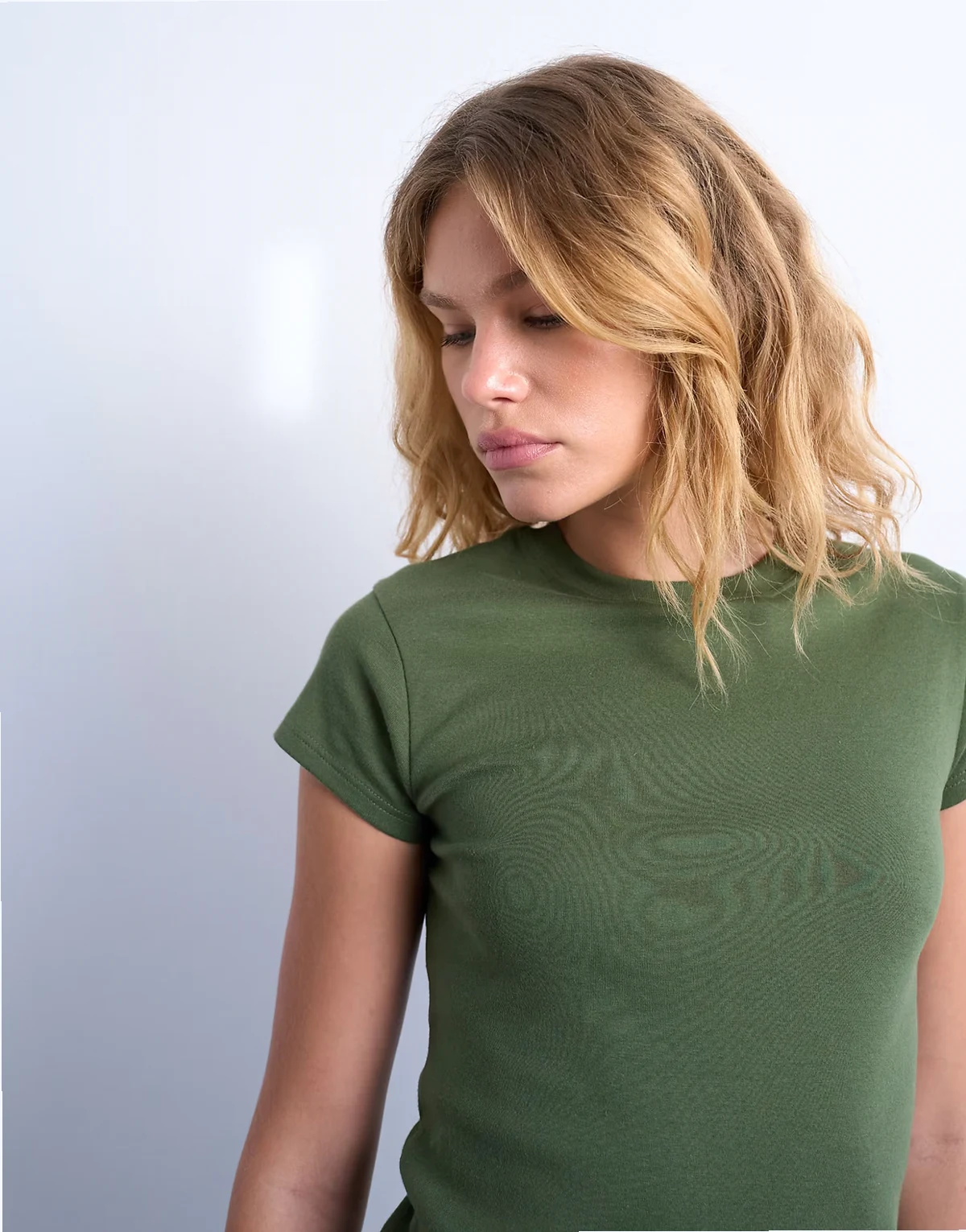 – T-shirt w ciemnym kolorze khaki