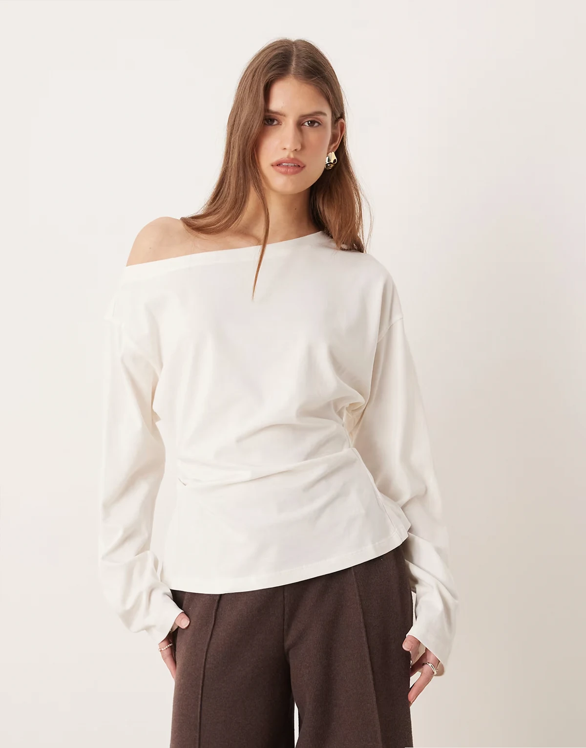 – Langärmliges, schulterfreies Shirt in Cremeweiß mit Korsett-Taille
