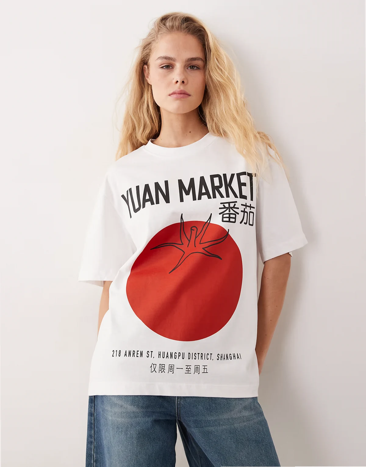– Kurzärmliges Oversize-T-Shirt in Weiß mit Tomaten-Grafikprint
