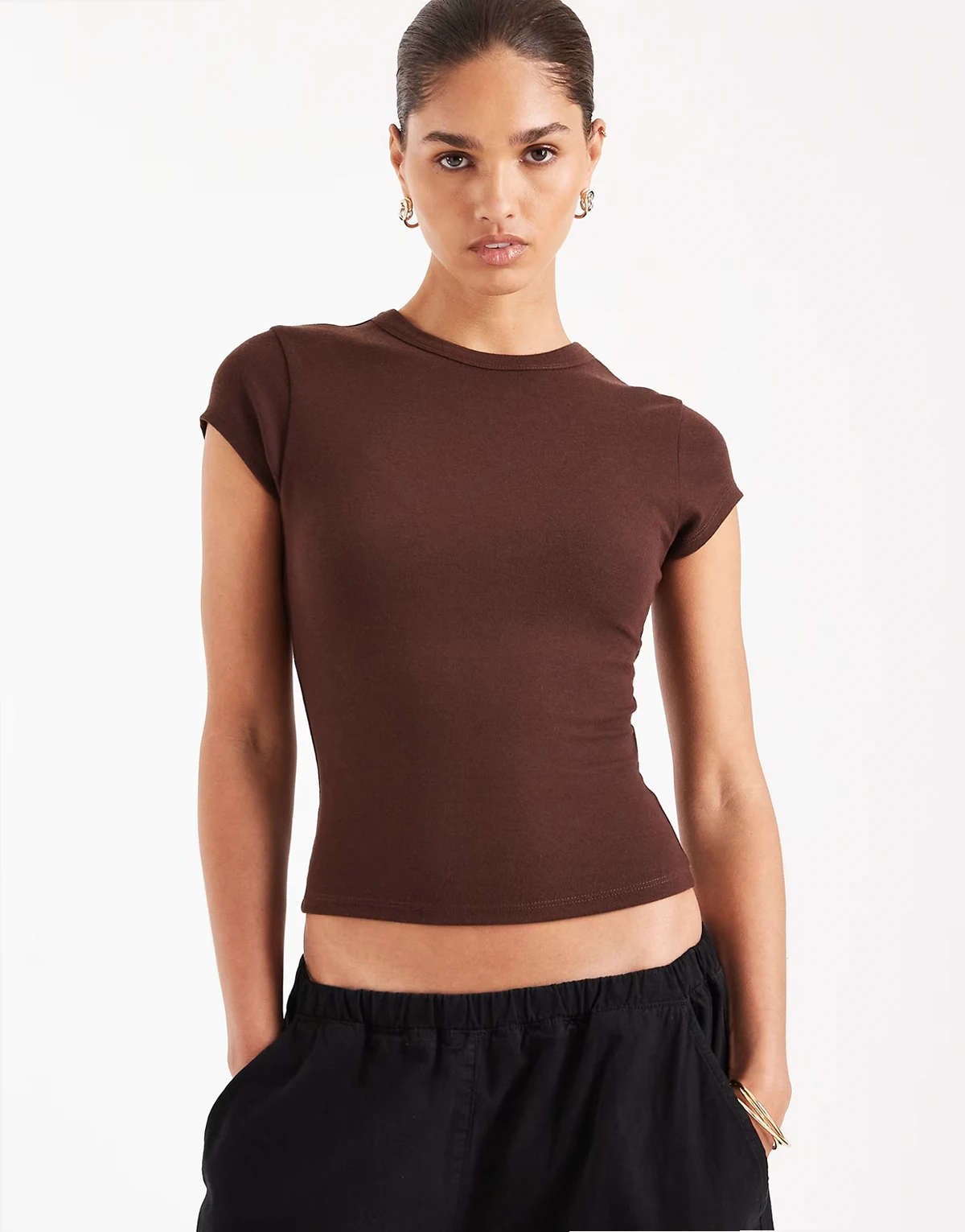 – Knapp geschnittenes, weiches Longline-T-Shirt in Schokobraun