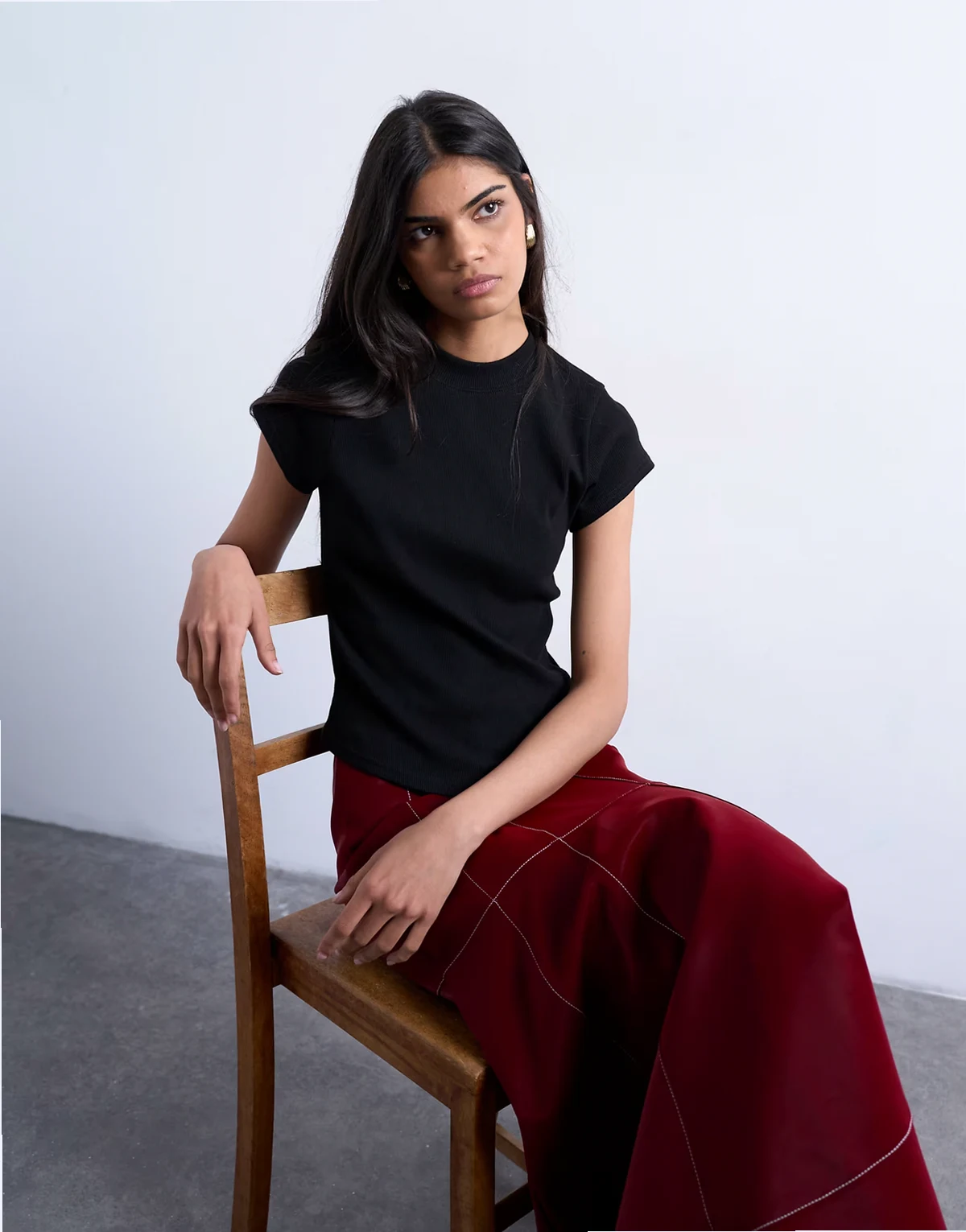 – Geripptes, figurbetontes T-Shirt in Schwarz mit abgerundetem Saum