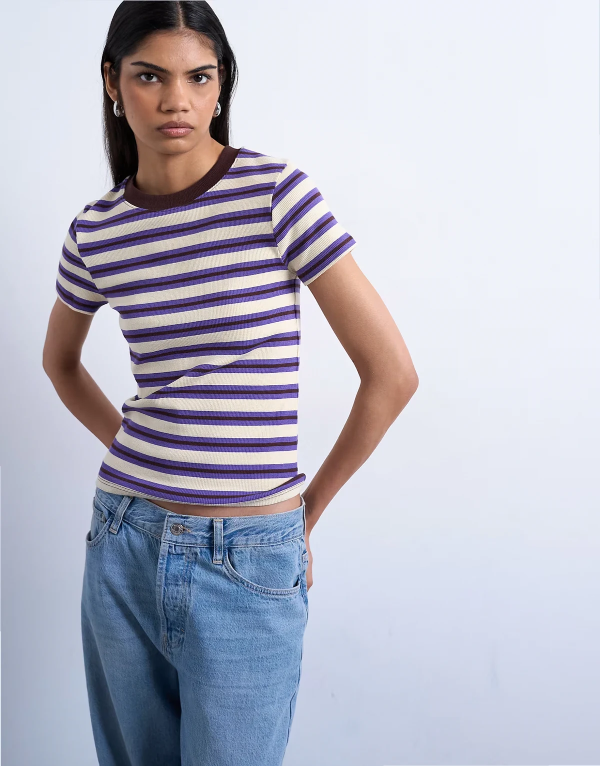 – Kurzärmliges, geripptes T-Shirt mit lilafarbenen Streifen