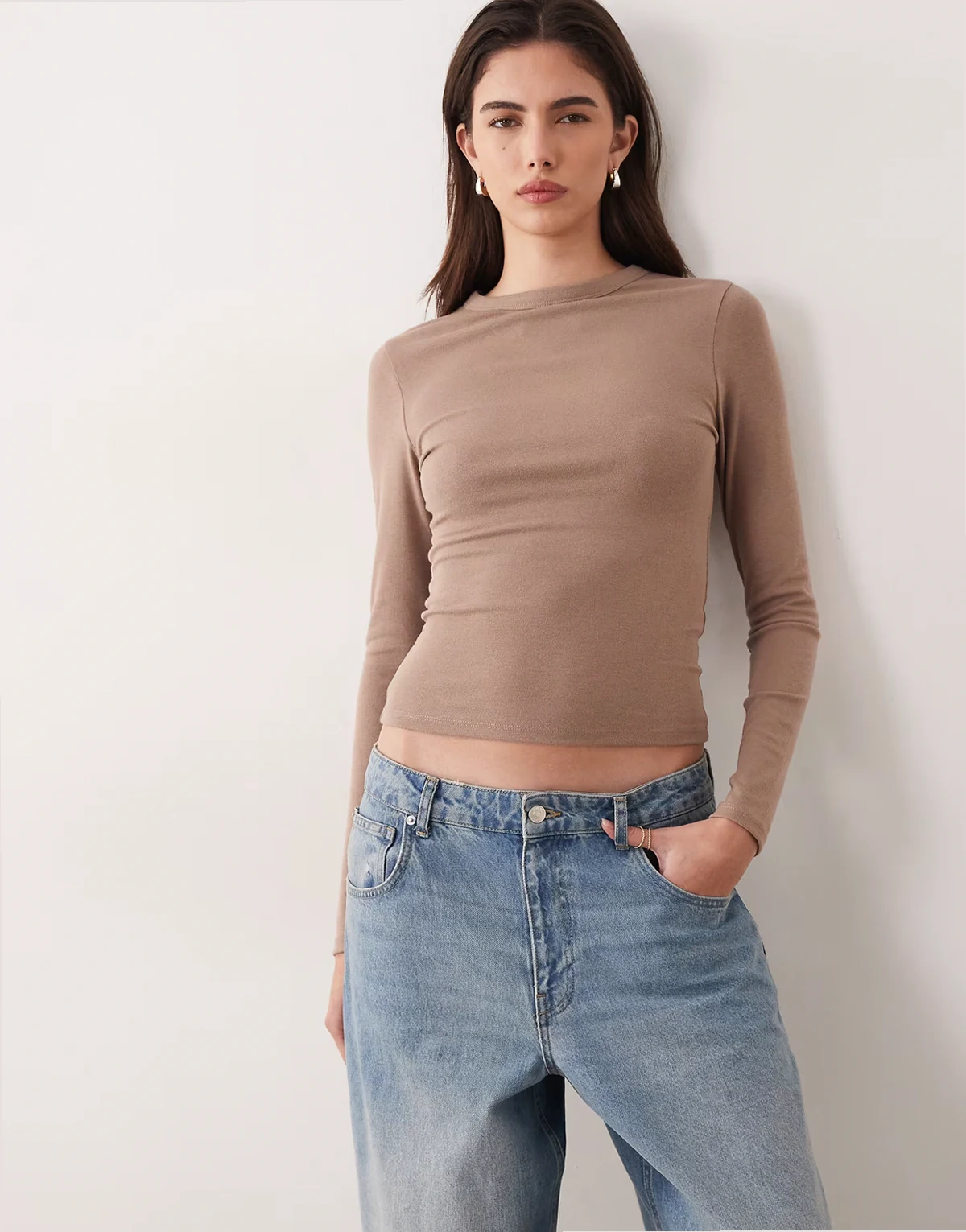 – Weiches, knapp geschnittenes Longline-T-Shirt in Mokka