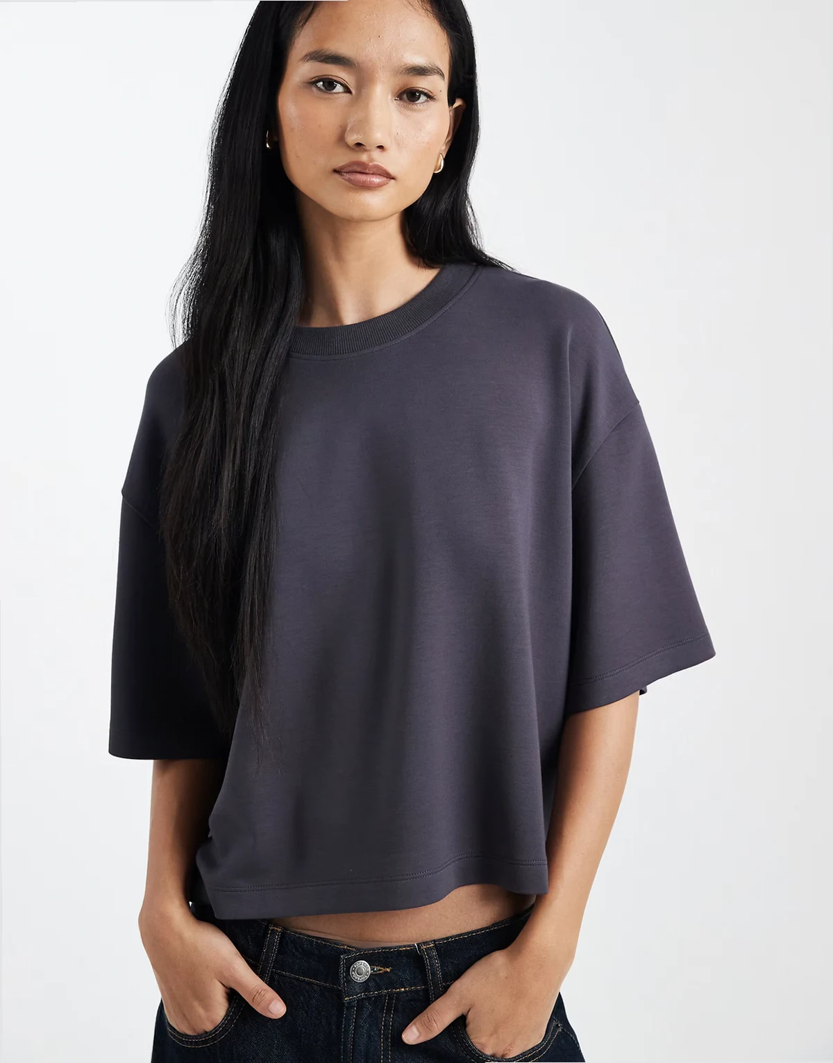 – Weiches, kastiges Cropped-T-Shirt aus Cupro in Anthrazit