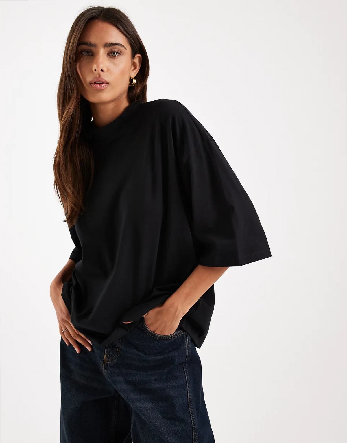 – Czarny T-shirt oversize z obniżoną linią ramion