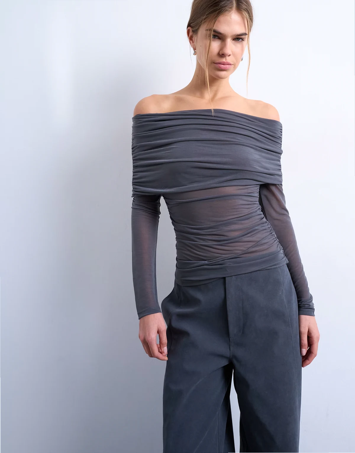 – Langärmliges Bardot-Oberteil aus Netzstoff in Grau mit Umschlag