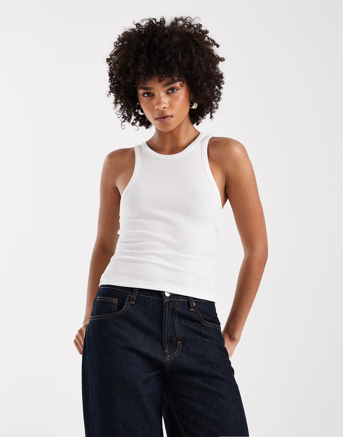 – Prążkowany biały podkoszulek o fasonie bokserki