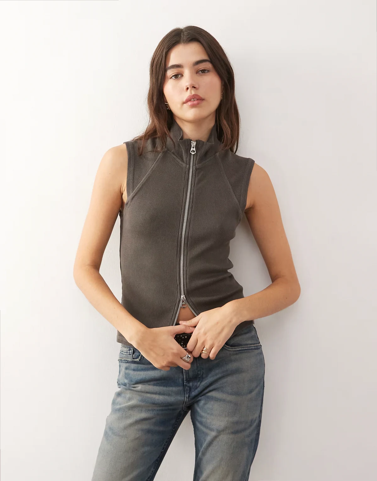 mock neck zip up sleeveless top in dark gray wash