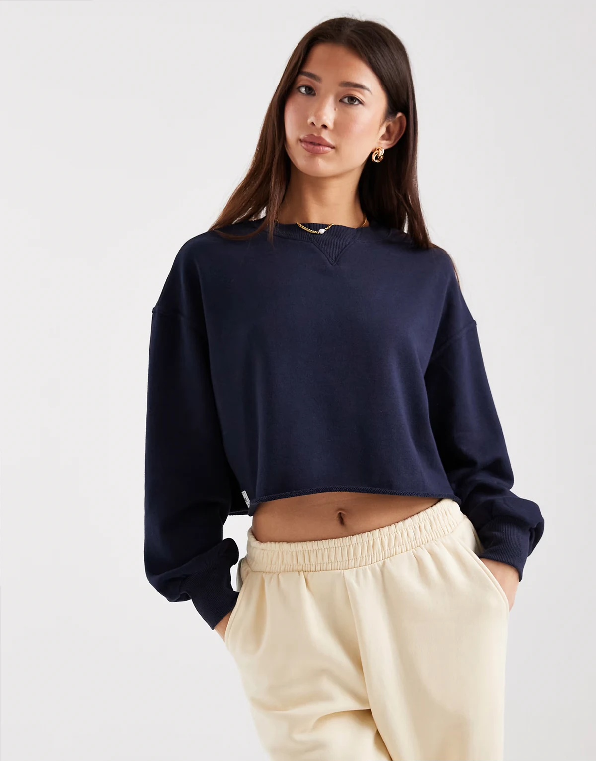 – Granatowa bluza o krótkim fasonie