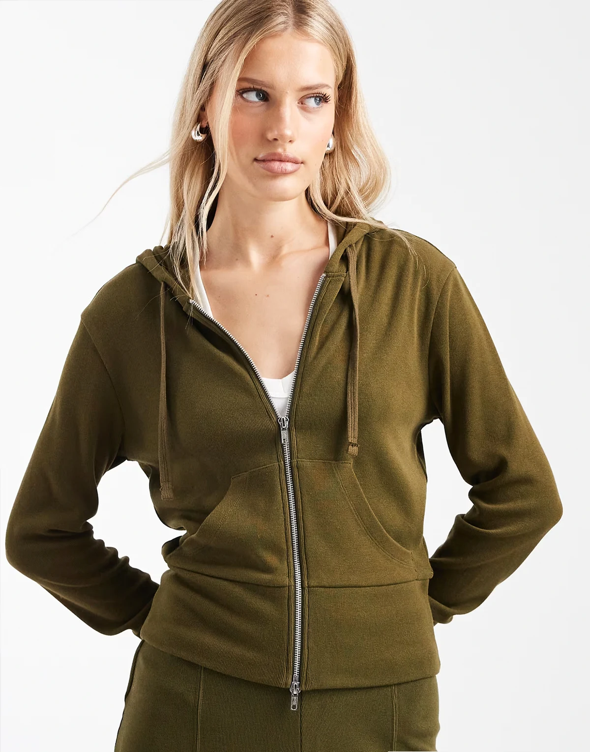 – Knapp geschnittene Kapuzenjacke aus Feinstrick in Olivgrün mit Reißverschluss