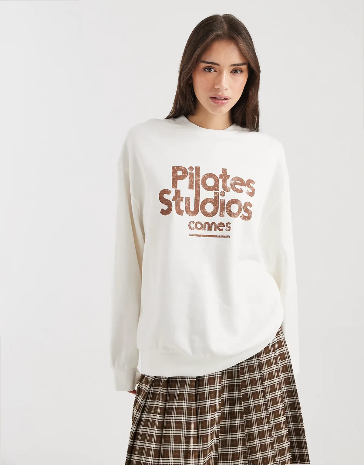 – Oversize-Sweatshirt in Cremeweiß mit „Pilates Studios“-Print