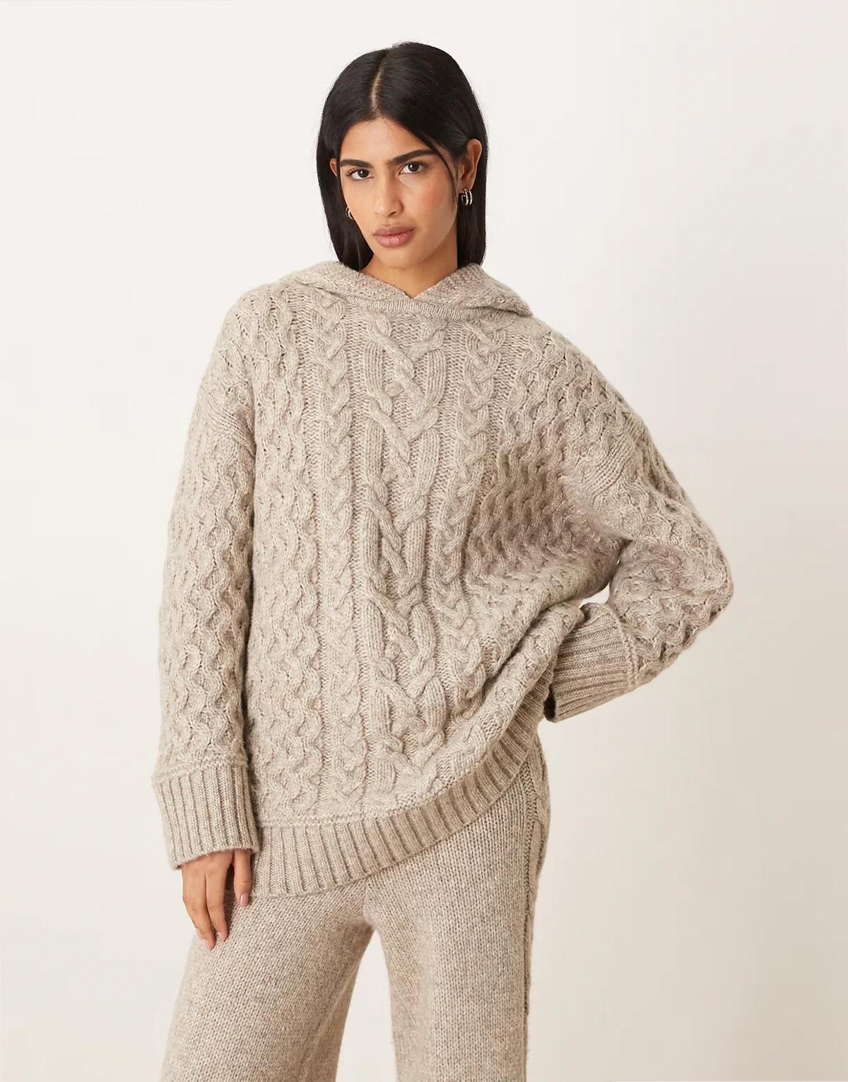 – Oversize-Kapuzenpullover in Hellbeige mit Zopfmuster, Kombiteil