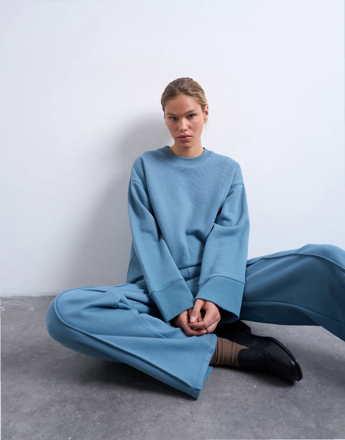 – Oversize-Pullover aus glattem Material in Blau mit breiten Bündchen