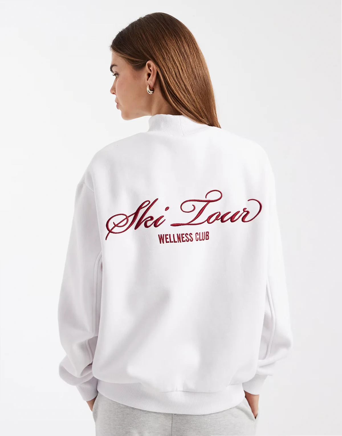 – Weiches Sweatshirt in Weiß mit Stehkragen und „Ski Tour“-Grafik